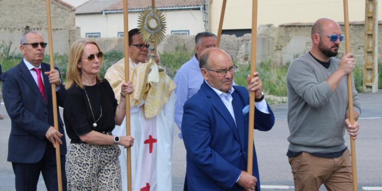 El Campo de Peñaranda vive el día grande de sus fiestas del Corpus con la procesión del Santísimo por las calles
