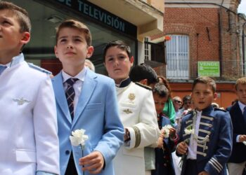 Flores blancas para honrar al Santísimo en Peñaranda con los niños de Primera Comunión acompañando la solemne procesión
