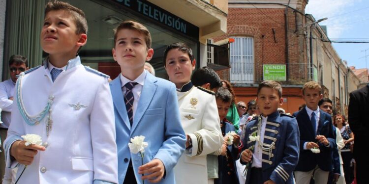 Flores blancas para honrar al Santísimo en Peñaranda con los niños de Primera Comunión acompañando la solemne procesión