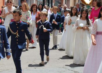 Flores blancas para honrar al Santísimo en Peñaranda con los niños de Primera Comunión acompañando la solemne procesión