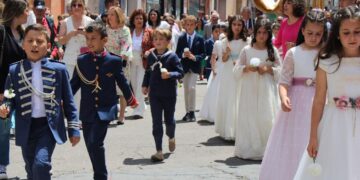 Flores blancas para honrar al Santísimo en Peñaranda con los niños de Primera Comunión acompañando la solemne procesión