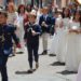 Flores blancas para honrar al Santísimo en Peñaranda con los niños de Primera Comunión acompañando la solemne procesión