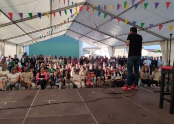 El monologuista Sergio Encinas llena la carpa en El Campo de Peñaranda y deja paso a la rumba flamenca de Kurkillo
