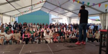 El monologuista Sergio Encinas llena la carpa en El Campo de Peñaranda y deja paso a la rumba flamenca de Kurkillo