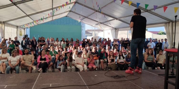 El monologuista Sergio Encinas llena la carpa en El Campo de Peñaranda y deja paso a la rumba flamenca de Kurkillo