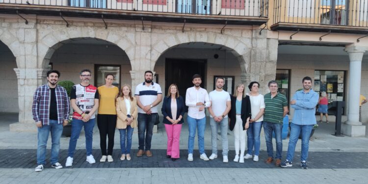 Pleno de despedida para la Corporación Local de Peñaranda con intercambio de buenos deseos y regalo para los 13 ediles