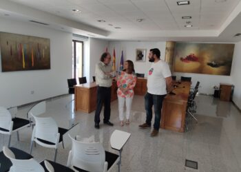 Alejandro Mesonero dona dos obras pictóricas a Peñaranda que se exponen desde hoy en el salón de plenos del Ayuntamiento