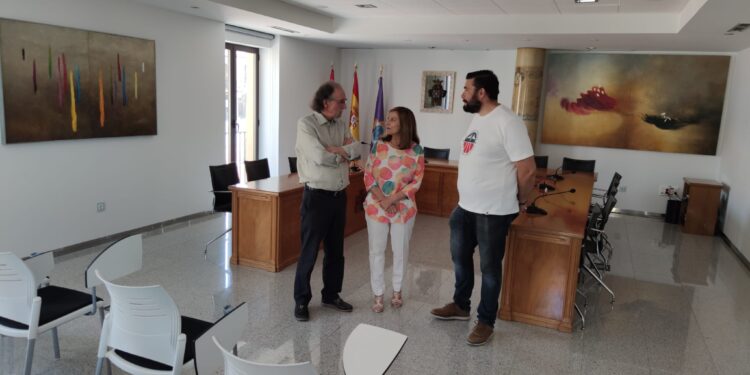 Alejandro Mesonero dona dos obras pictóricas a Peñaranda que se exponen desde hoy en el salón de plenos del Ayuntamiento