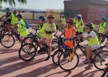 El colegio Severiano Montero, de Peñaranda, abre sus «Jornadas sobre ruedas» con una marcha hasta Villar de Gallimazo