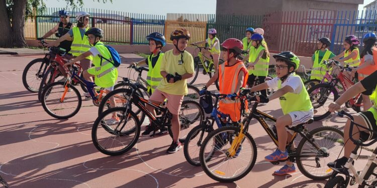 El colegio Severiano Montero, de Peñaranda, abre sus «Jornadas sobre ruedas» con una marcha hasta Villar de Gallimazo