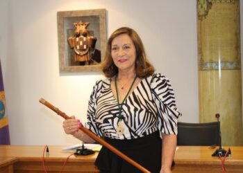 La socialista Carmen Ávila inicia su tercer mandado en Peñaranda aunque gobernará con el apoyo del único concejal de PeC