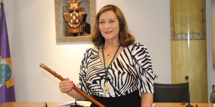 La socialista Carmen Ávila inicia su tercer mandado en Peñaranda aunque gobernará con el apoyo del único concejal de PeC