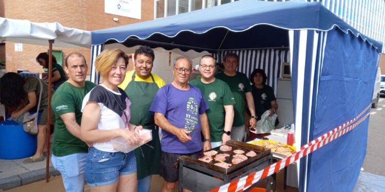 El V torneo de fútbol sala organizado por la cofradía de la Virgen de la Esperanza arranca en Peñaranda con un gran ambiente