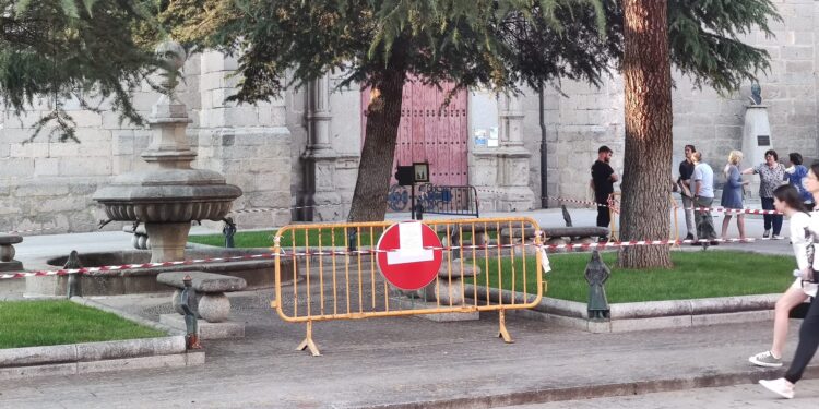 Peñaranda cierra el entorno ajardinado de la fuente de los Cuatro Caños para fumigar la zona por la presencia de garrapatas