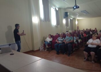 Los mayores de Villoruela siguen con su semana cultural y reciben los consejos del doctor Víctor Manuel González