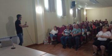 Los mayores de Villoruela siguen con su semana cultural y reciben los consejos del doctor Víctor Manuel González