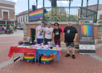 Una mesa informativa en la plaza abre los actos de «Peñaranda con orgullo» con motivo del Día Internacional del Orgullo LGTBI