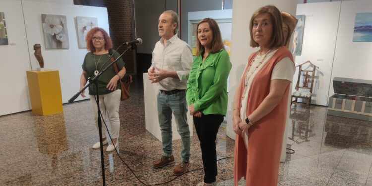 La exposición «Manos creativas» abre sus puertas en Peñaranda con los trabajos de los cursos de pintura y de restauración y talla
