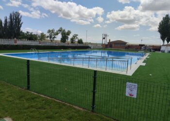 Peñaranda mejora las piscinas municipales con 1.200 metros cuadrados de césped artificial en el contorno de los vasos de baño