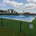 Peñaranda mejora las piscinas municipales con 1.200 metros cuadrados de césped artificial en el contorno de los vasos de baño