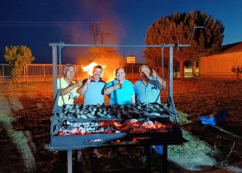 Villaflores celebra la Noche de San Juan con hoguera, música y una sardinada popular en el patio de las escuelas