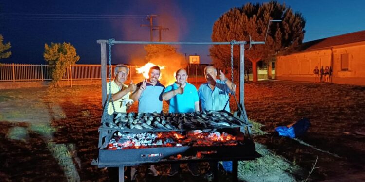 Villaflores celebra la Noche de San Juan con hoguera, música y una sardinada popular en el patio de las escuelas