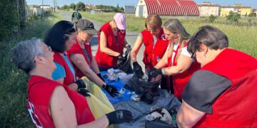 Cruz Roja organiza una recogida de residuos en el camino de las Verónicas de Peñaranda dentro de la campaña «Basuraleza»