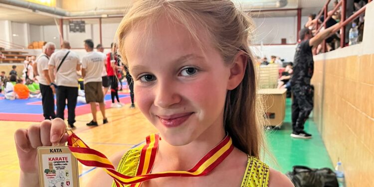 Cayetana Blanco de Manueles se proclama campeona autonómica de karate en la competición celebrada en La Bañeza