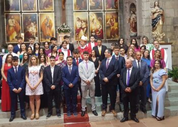 El obispo de la Diócesis de Salamanca, José Luis Retana, oficia la ceremonia de confirmación de 40 jóvenes y adultos en Peñaranda