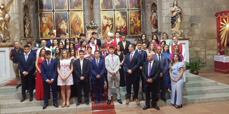 El obispo de la Diócesis de Salamanca, José Luis Retana, oficia la ceremonia de confirmación de 40 jóvenes y adultos en Peñaranda