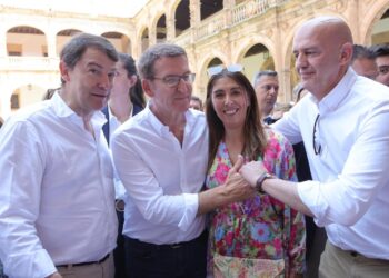 Los populares peñarandinos acompañan a Núñez Feijóo en su primera visita del presidente del PP a la capital salmantina