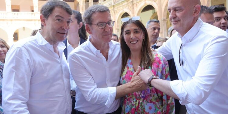 Los populares peñarandinos acompañan a Núñez Feijóo en su primera visita del presidente del PP a la capital salmantina