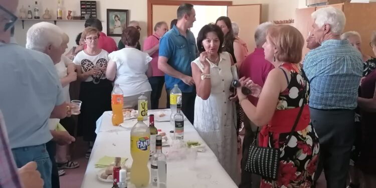 La asociación de mayores Los Charros cierra su semana cultural en Villoruela con misa y un animado convite de confraternidad