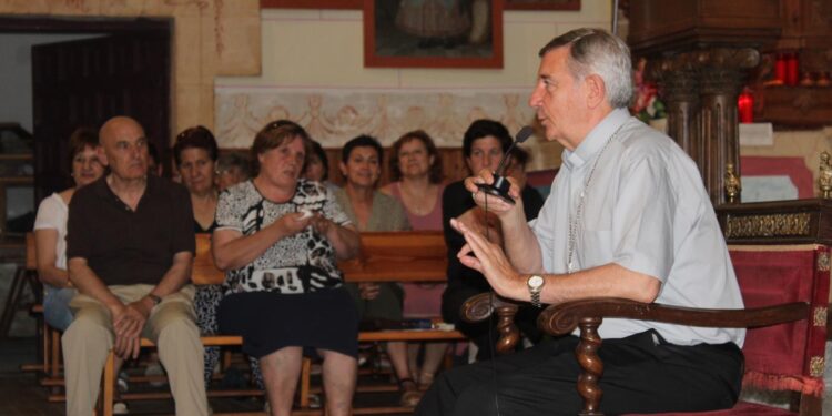 El Arciprestazgo de Peñaranda Calvarrasa Las Villas celebra un encuentro festivo en Arabayona con la presencia del obispo