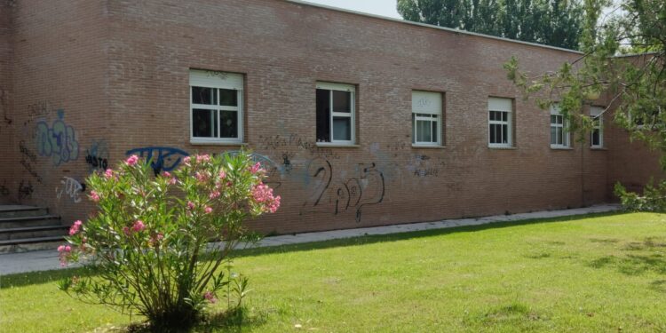 El centro de salud de Peñaranda sigue sin aire acondicionado en las consultas lo que obliga a trabajar con las ventanas abiertas