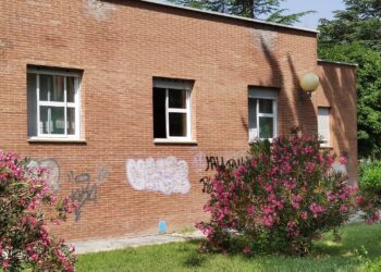 El centro de salud de Peñaranda sigue sin aire acondicionado en las consultas lo que obliga a trabajar con las ventanas abiertas