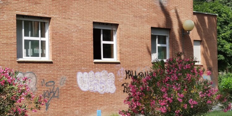 El centro de salud de Peñaranda sigue sin aire acondicionado en las consultas lo que obliga a trabajar con las ventanas abiertas