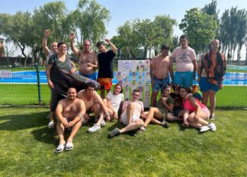 Acomunidad y Acopedis crean y decoran botes y pequeñas papeleras para favorecer la recogida de residuos en las piscinas