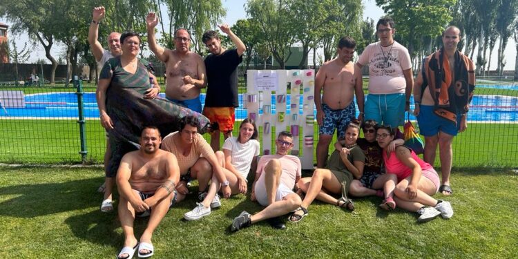 Acomunidad y Acopedis crean y decoran botes y pequeñas papeleras para favorecer la recogida de residuos en las piscinas