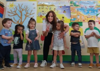 Los niños y niñas del programa «Crecemos» despiden el curso en Macotera con una animada fiesta con sorpresas, música y orla