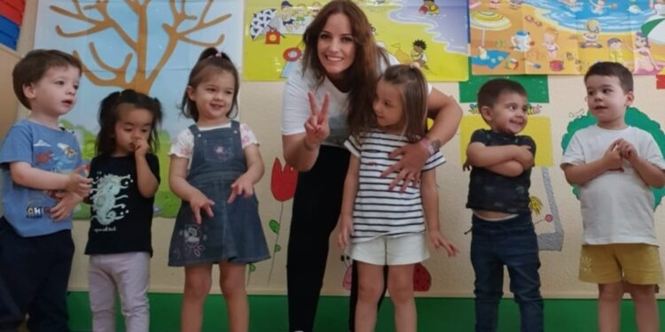 Los niños y niñas del programa «Crecemos» despiden el curso en Macotera con una animada fiesta con sorpresas, música y orla