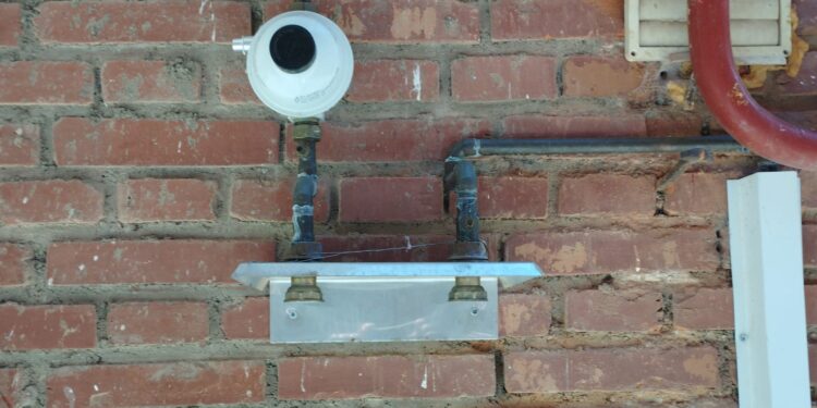 La última «moda» de los ladrones: sustraen un contador de gas en el callejón entre las calles Arapiles y Carlos I de Peñaranda