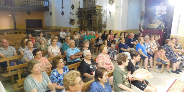 Bóveda del Río Almar acoge en su templo parroquial al grupo de teatro Lazarillo de Tormes con su obra «Buscando a Nebrija»