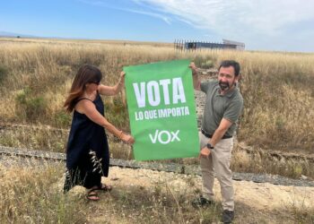 Cantaracillo recibe la visita de los candidatos al Senado por VOX que reclaman la reconstrucción del puente sobre la vía del tren