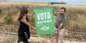 Cantaracillo recibe la visita de los candidatos al Senado por VOX que reclaman la reconstrucción del puente sobre la vía del tren