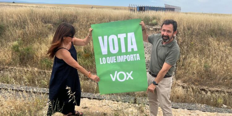 Cantaracillo recibe la visita de los candidatos al Senado por VOX que reclaman la reconstrucción del puente sobre la vía del tren