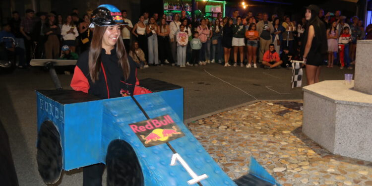 Cordovilla llena su plaza de público, colorido y animación con el esperado concurso de disfraces y con la primera verbena festiva