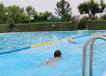 Macotera se moja por la esclerosis múltiple en una iniciativa solidaria organizada en las piscinas municipales de la localidad