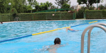 Macotera se moja por la esclerosis múltiple en una iniciativa solidaria organizada en las piscinas municipales de la localidad