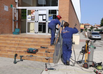 El pabellón polideportivo cubierto de Peñaranda estrena barandilla justo un día antes de convertirse en nuevo colegio electoral